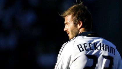 开云官网-国际比赛中的惊喜连连，球员们展现出色技巧，国际竞技比赛