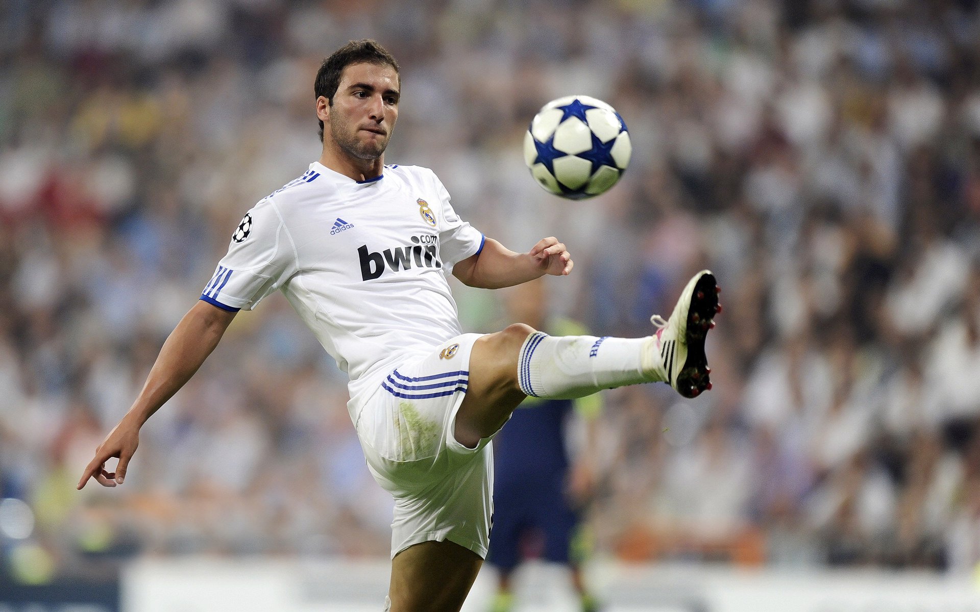 国内足球联赛球队轮番换阵,比赛局势扑朔迷离,中国足球队换人