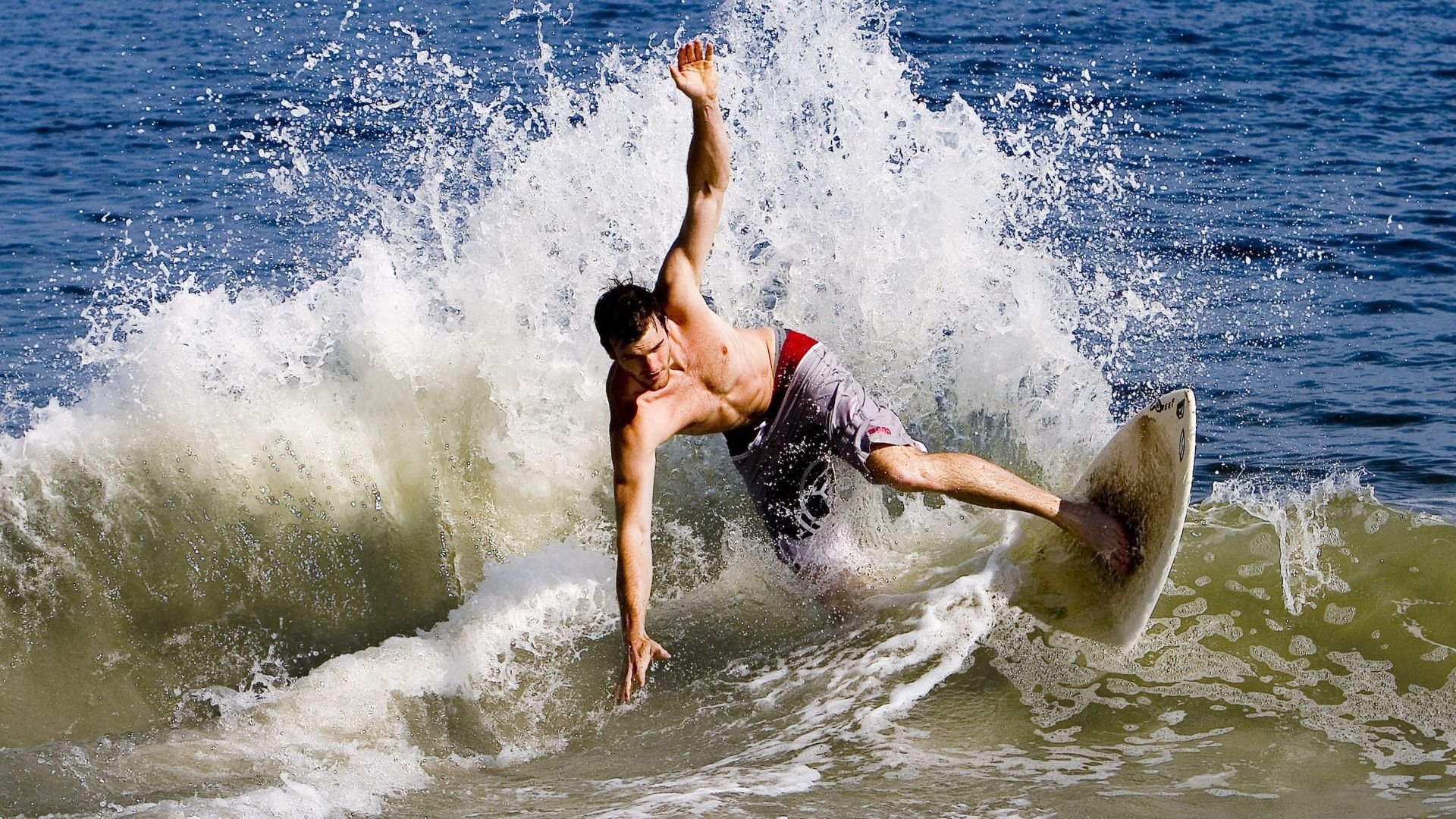 德甲火热展开！领头羊稳扎稳打，争冠悬念依旧，德甲顶级球队